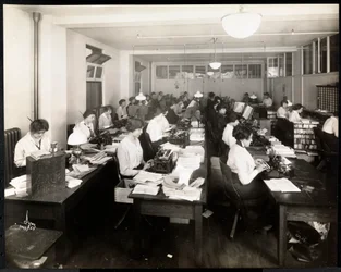 Vrouwen typen in een kantoor van de Mantle Co. of America, New York, 1915 of 1916